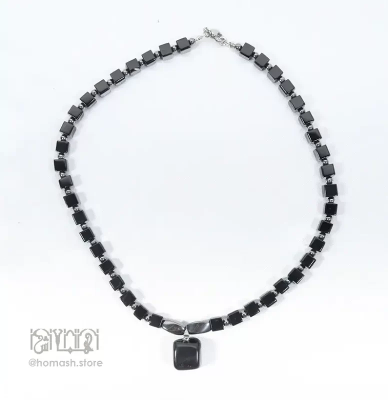 گردنبند اونیکس مربع با آویز اونیکس و حدید