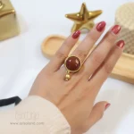 انگشتر برنجی با نگین گرد قهوه ای و آویز انار
