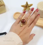 انگشتر برنجی با نگین گرد قهوه ای و آویز انار