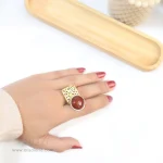 انگشتر برنجی مربع با نگین گرد قهوه‌ای