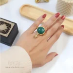 انگشتر برنجی با نگین گرد سبز و آویز انار