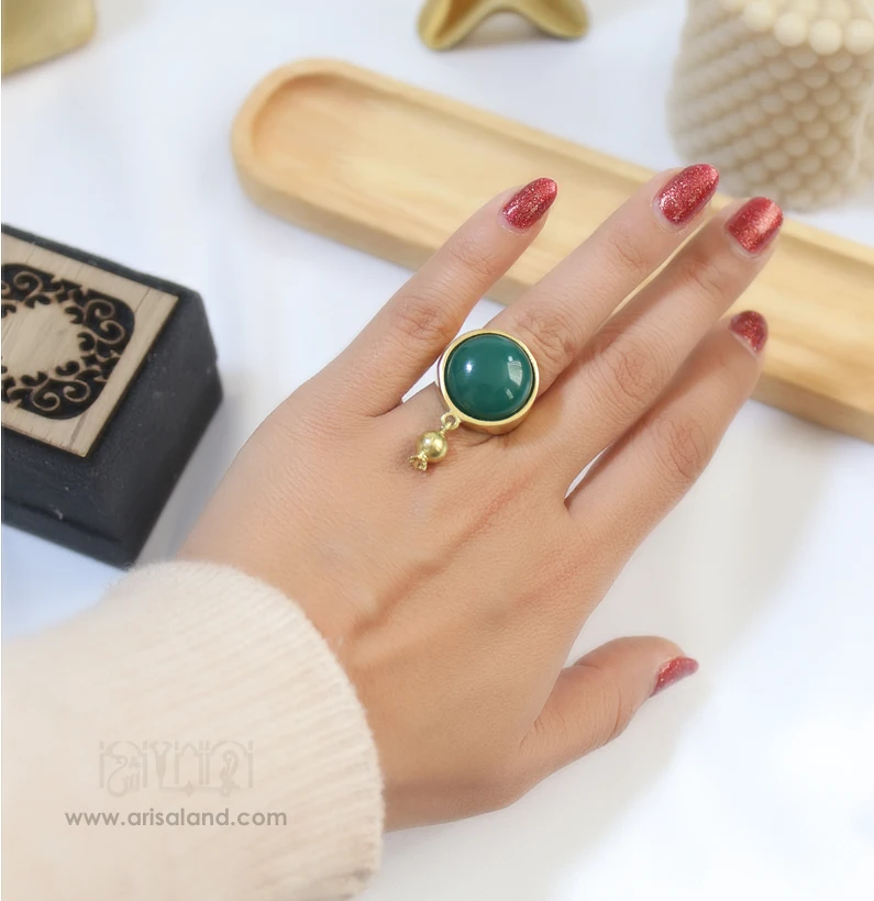 ring-green-anar-01 انگشتر برنجی با نگین گرد سبز و آویز انار