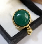 انگشتر برنجی با نگین گرد سبز و آویز انار کد 387 - Image 3